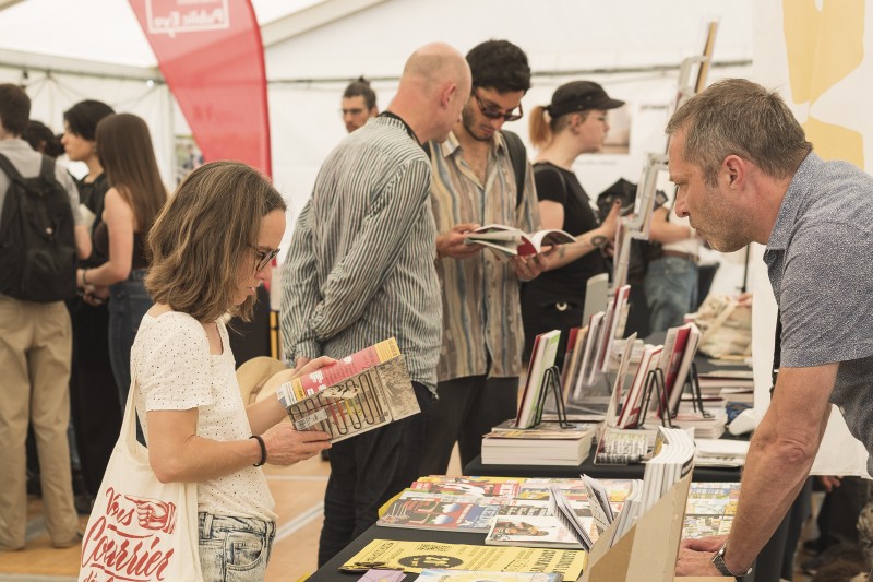 Festivalière sur un stand du Village